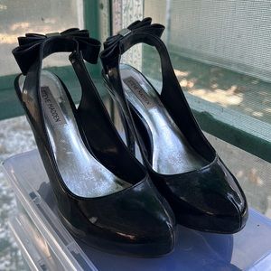 Black patent leather Steve Madden high heals, with bow.
